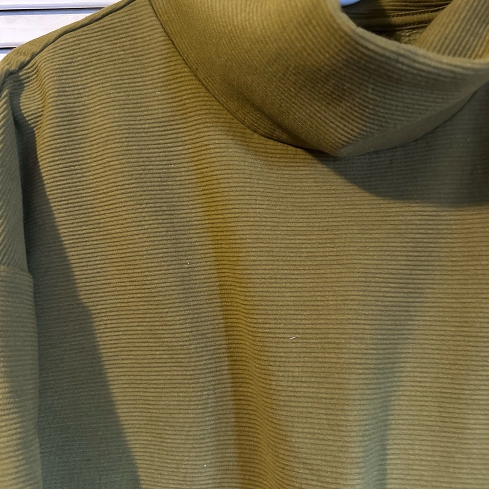Banana Republic Men's Turtleneck Sweater in Olive - Picture 2 of 3